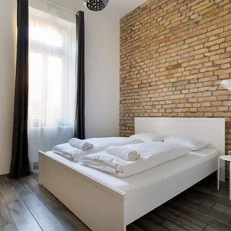 J26 Josika Appartement *